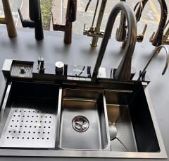 Teknolojik Tuşlu Şelale Eviye Seti